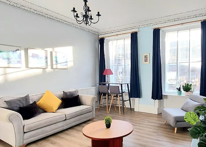 Spacious Victorian Flat In Edinburgh City