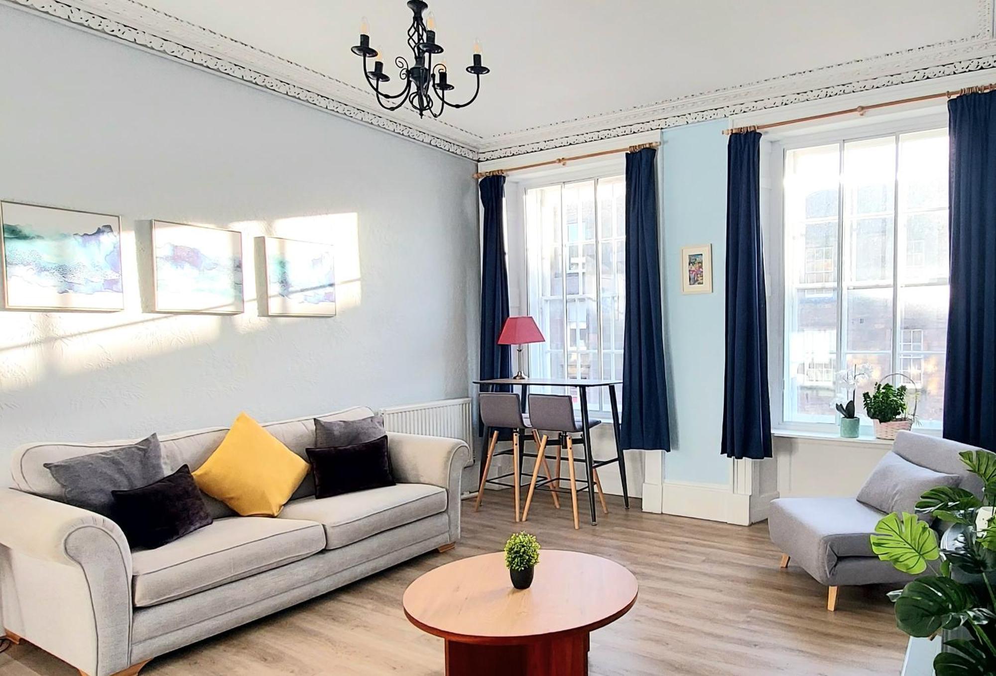Spacious Victorian Flat In Apartment Edinburgh